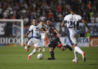 Mendoza, Argentina.- En las fotos tomadas el 29 de febrero del 2024, durante el partido entre Barracas Central e Independiente Rivadavia en el estadio Bautista Gargantini, por la octava jornada de la Primera División. Barracas Central le ganó como visitante a Independiente Rivadavia por 3 a 1, por lo que alcanzó la cima de la Zona A, con 15 puntos.