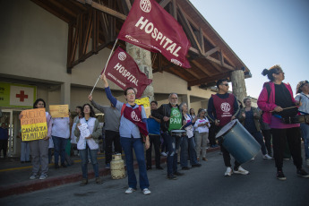 Bariloche, Argentina.- En las fotos tomadas el 1 de marzo del 2024, trabajadores de la salud pública de Río Negro realizaron un paro de actividades en el Hospital Zonal Ramón Carrillo, en Bariloche, para visibilizar la "situación apremiante" que atraviesan con sus "salarios muy bajos y precarizados", en la que un médico especializado cobra "solo 50.000 pesos en blanco" y un enfermero con carrera universitaria ingresa con salario de 350 mil pesos al mes.