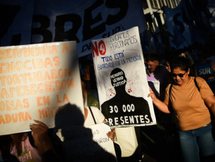 Buenos Aires, Argentina.- En las fotos tomadas el 24 de marzo del 2024, una multitud protestó en una marcha hasta el Congreso para pedir justicia por las víctimas del genocidio de Estado en conmemoración del "Día de la Memoria por la Verdad y la Justicia", un día feriado inamovible que conmemora el aniversario de la última dictadura militar que gobernó el país