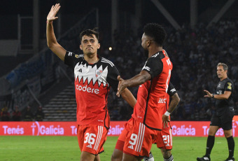 Córdoba, Argentina.- En la foto tomada el 2 de marzo de 2024, por la octava fecha de la Zona A de la Copa de la Liga, River Plate y Talleres de Córdoba igualaron 2-2 en el estadio Mario Alberto Kempes. El equipo de Martín Demichelis lo empezó ganando 2-0 gracias a los goles de Pablo Solari a los 2 minutos de juego tras un grueso error de Guido Herrera, y otro de Miguel Borja, con un cabezazo a los 38 de la etapa inicial. En el complemento, los de Walter Ribonetto cambiaron la cara y llegaron al empate gracias a Ramón Sosa (61) y Juan Portilla (76). Incluso, la T pudo haberlo ganado en la última jugada, pero Alejandro Martínez elevó su remate cuando quedó cara a cara con Franco Armani.