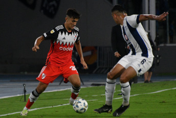 Córdoba, Argentina - River Plate and Talleres de Córdoba played out a 2-2 draw at the Mario Alberto Kempes stadium on 2 March 2024 in the eighth matchday of Zone A of the Copa de la Liga. Martin Demichelis' side started 2-0 up thanks to goals from Pablo Solari after just two minutes following a big mistake by Guido Herrera, and another from Miguel Borja with a header after 38 minutes. In the second half, Walter Ribonetto's men changed their approach and equalised thanks to Ramón Sosa (61st) and Juan Portilla (76th). La T could even have won it with the last kick, but Alejandro Martinez's shot went over when he was one-on-one with Franco Armani.