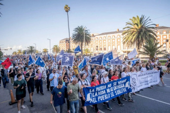 Buenos Aires, Argentina.- En las fotos tomadas el 24 de marzo del 2024, una multitud protestó en una marcha hasta el Congreso para pedir justicia por las víctimas del genocidio de Estado en conmemoración del "Día de la Memoria por la Verdad y la Justicia", un día feriado inamovible que conmemora el aniversario de la última dictadura militar que gobernó el país