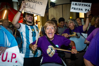 Buenos Aires, Argentina.- En la foto tomada el 1 de marzo de 2024, organizaciones sociales y de izquierda realizaban por la noche una manifestación frente al Congreso en protesta de las políticas impulsadas por el Gobierno del presidente Javier Milei, quien dió su discurso ante la Asamblea Legislativa para dejar inaugurado el período de sesiones ordinarias.