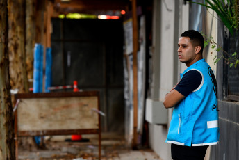 Buenos Aires, Argentina.- En las fotos tomadas el 1 de marzo del 2024, agentes de la Policía de la Ciudad de Buenos Aires y varias dotaciones de bomberos se movilizaron al barrio porteño de Palermo, donde se derrumbó una obra en construcción y dos personas quedaron atrapadas bajo los escombros. Se trata de dos obreros que se encontraban trabajando en el lugar. Ambos fallecieron, según confirmaron fuentes del Sistema de Atención Médica de Emergencia (SAME).