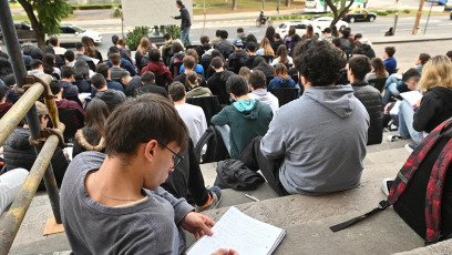 Buenos Aires, Argentina.- Unos 200 estudiantes colmaron este viernes 19 de abril, 2024, la explanada de la Facultad de Ingeniería de la Universidad de Buenos Aires (Fiuba) en una clase pública masiva para reclamar contra los recortes presupuestarios a las universidades nacionales y para advertir que esa facultad también se encuentra en una “situación crítica”, con el funcionamiento de solo dos de los seis ascensores instalados y en plena obra de refacción de las placas de mármol que revisten el interior del edificio. Los rectores de las universidades públicas del país ratificaron la marcha del martes, en defensa de la educación y del presupuesto universitario. Lo hicieron, en particular, en el contexto de una desmentida al Gobierno nacional, que había comunicado acerca de un presunto consenso para un aumento en los gastos de funcionamientos de las casas de estudios superiores. Ricardo Gelpi, rector de la UBA, dice que la oferta anunciada por el Gobierno debe ser tratada por el Consejo Interuniversitario Nacional. “Fue una oferta de la Secretaría de Educación, que debe ser tratada por el CIN. El Gobierno no puede decidir por sí solo; la idea es desactivar la marcha del día martes”, afirmó Gelpi. “Ellos están buscando desactivar la marcha; pero no se suspende, categóricamente no se suspende. Está recontra confirmada”, manifestó.