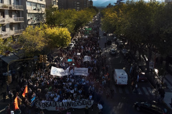 Mendoza, Argentina.- In the photos taken on April 23, 2024, hundreds of thousands of people demonstrated this Tuesday throughout Argentina to repudiate the cuts in funds to the public university, in what constitutes the largest demonstration so far against the policy of adjustments by President Javier Milei. The universities declared a budget emergency after the government decided to extend for this year the same budget they received in 2023, despite the year-on-year inflation that touched 290% in March.