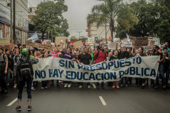 Santiago del Estero, Argentina.- En las fotos tomadas el 23 de abril del 2024, cientos de miles de personas se manifestaron este martes en toda Argentina para repudiar los recortes de fondos a la universidad pública, en lo que constituye la mayor manifestación hasta el momento contra la política de ajustes del presidente Javier Milei. Las universidades se declararon en emergencia presupuestaria luego de que el gobierno resolviera prorrogar para este año el mismo presupuesto que recibieron en 2023, no obstante la inflación interanual que en marzo rozó el 290%.