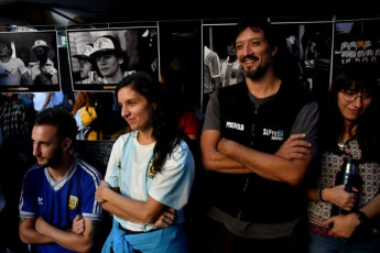 Buenos Aires, Argentina.- En las fotos tomadas el 4 de abril del 2024, durante un homenaje en las inmediaciones de uno de los edificios de Télam con una muestra fotográfica que recorrió la extensa trayectoria deportiva del ‘10’ no sólo como futbolista sino también como director técnico o, simplemente, como hincha incondicional de la Selección Argentina.