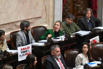 Buenos Aires, Argentina.- En las fotos tomadas el 29 de abril del 2024, Diputados comenzó en la mañana de este lunes a tratar la nueva versión de la Ley Bases y Puntos de Partida para la Libertad de los Argentinos, conocida como Ley Ómnibus, en la cual se establece otorgar facultades especiales al Poder Ejecutivo, privatizaciones de empresas públicas, la eliminación de la moratoria previsional, el régimen de incentivo para “grandes inversiones” y una reforma laboral –entre otros puntos-.