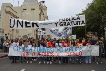 Parana, Argentina.- En las fotos tomadas el 23 de abril del 2024, cientos de miles de personas se manifestaron este martes en toda Argentina para repudiar los recortes de fondos a la universidad pública, en lo que constituye la mayor manifestación hasta el momento contra la política de ajustes del presidente Javier Milei. Las universidades se declararon en emergencia presupuestaria luego de que el gobierno resolviera prorrogar para este año el mismo presupuesto que recibieron en 2023, no obstante la inflación interanual que en marzo rozó el 290%.