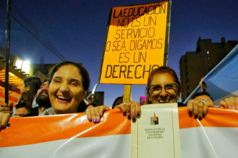 La Pampa, Argentina.- En las fotos tomadas el 23 de abril del 2024, cientos de miles de personas se manifestaron este martes en toda Argentina para repudiar los recortes de fondos a la universidad pública, en lo que constituye la mayor manifestación hasta el momento contra la política de ajustes del presidente Javier Milei. Las universidades se declararon en emergencia presupuestaria luego de que el gobierno resolviera prorrogar para este año el mismo presupuesto que recibieron en 2023, no obstante la inflación interanual que en marzo rozó el 290%.