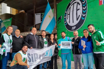 Buenos Aires, Argentina.- En las fotos tomadas el 16 de abril del 2024, la explanada de la Biblioteca Nacional Mariano Moreno, fue sede de un masivo encuentro en el que se reclamó por la reincorporación de 120 trabajadores despedidos y se defendió la crucial tarea que cumple el organismo en preservar el patrimonio cultural del país.