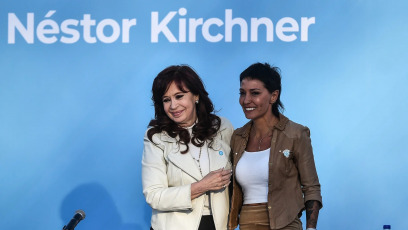 Buenos Aires, Argentina.- En la foto tomada el 27 de abril de 2024, la ex presidente Cristina Fernández de Kirchner participó de la inauguración del microestadio “Presidente Néstor Kirchner”. Durante un evento en Quilmes, la líder política expresó su descontento con las acciones del gobierno actual, argumentando que celebrar un superávit fiscal en el primer trimestre del año es engañoso, ya que se logra a costa de deudas pendientes con empresas y provincias. Fernández no se contuvo en sus críticas, comparando la situación con un hogar que no paga el alquiler ni los gastos comunes y luego presume de tener superávit. "No, hermano, no es superávit. Mirá todo lo que debés", se quejó Cristina, señalando que las políticas económicas de Milei carecen de sustento real.