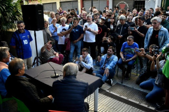 Buenos Aires, Argentina.- En las fotos tomadas el 4 de abril del 2024, durante un homenaje en las inmediaciones de uno de los edificios de Télam con una muestra fotográfica que recorrió la extensa trayectoria deportiva del ‘10’ no sólo como futbolista sino también como director técnico o, simplemente, como hincha incondicional de la Selección Argentina.