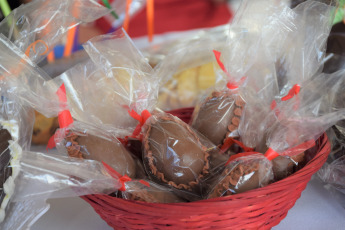 San Juan, Argentina.- En las fotos tomadas el 31 de marzo del 2024, las personas celebran la Pascua en San Juan, Argentina. Wall Street registró en los últimos días, un precio récord máximo del costo del cacao por 5.600 dólares por tonelada, situación que afectó el mercado de confitería durante la semana de pascua, una de las fechas donde la producción y venta de chocolate sube, para elaborar los famosos huevos de pascua.