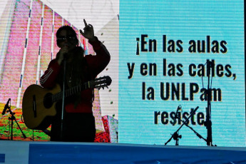 La Pampa, Argentina.- En las fotos tomadas el 23 de abril del 2024, cientos de miles de personas se manifestaron este martes en toda Argentina para repudiar los recortes de fondos a la universidad pública, en lo que constituye la mayor manifestación hasta el momento contra la política de ajustes del presidente Javier Milei. Las universidades se declararon en emergencia presupuestaria luego de que el gobierno resolviera prorrogar para este año el mismo presupuesto que recibieron en 2023, no obstante la inflación interanual que en marzo rozó el 290%.