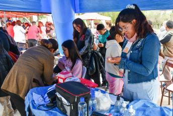 San Juan, Argentina.- En las fotos tomadas el 25 de abril del 2024, profesionales de la salud participan de una jornada sanitaria en las calles de San Juan, Argentina. El Ministerio de Salud de Argentina informó sobre un aumento de los casos de psitacosis de acuerdo con los datos del Sistema Nacional de Vigilancia de la Salud. Este incremento de casos se da en medio de un estudio de casos de neumonía aguda grave que había sido comunicados por algunos establecimientos del Área Metropolitana de Buenos Aires y por la Sociedad Argentina de Terapia Intensiva.