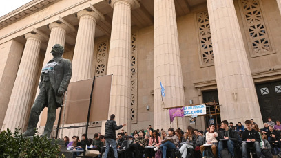 Buenos Aires, Argentina.- Unos 200 estudiantes colmaron este viernes 19 de abril, 2024, la explanada de la Facultad de Ingeniería de la Universidad de Buenos Aires (Fiuba) en una clase pública masiva para reclamar contra los recortes presupuestarios a las universidades nacionales y para advertir que esa facultad también se encuentra en una “situación crítica”, con el funcionamiento de solo dos de los seis ascensores instalados y en plena obra de refacción de las placas de mármol que revisten el interior del edificio. Los rectores de las universidades públicas del país ratificaron la marcha del martes, en defensa de la educación y del presupuesto universitario. Lo hicieron, en particular, en el contexto de una desmentida al Gobierno nacional, que había comunicado acerca de un presunto consenso para un aumento en los gastos de funcionamientos de las casas de estudios superiores. Ricardo Gelpi, rector de la UBA, dice que la oferta anunciada por el Gobierno debe ser tratada por el Consejo Interuniversitario Nacional. “Fue una oferta de la Secretaría de Educación, que debe ser tratada por el CIN. El Gobierno no puede decidir por sí solo; la idea es desactivar la marcha del día martes”, afirmó Gelpi. “Ellos están buscando desactivar la marcha; pero no se suspende, categóricamente no se suspende. Está recontra confirmada”, manifestó.