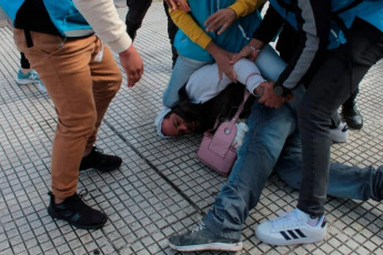 Buenos Aires, Argentina.- En las fotos tomadas el 10 de abril del 2024, miembros policiales dispersan una protesta con balas de gomas, gases lacrimógenos, motos y camiones hidrantes, desalojando a los movimientos sociales de las inmediaciones del ex Ministerio de Desarrollo Social en Buenos Aires. Los manifestantes reclamaban asistencia de alimentos para los comedores comunitarios.