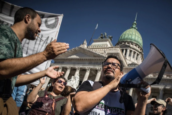 Buenos Aires, Argentina.- En las fotos tomadas el 4 de abril del 2024, agrupaciones sindicales universitarias, estudiantiles y estatales realizaron un banderazo contra el ajuste en la educación pública y llamaron a la “unidad” del sector para el “paro nacional universitario” de 48 horas que se realizará el 10 y 11 de abril para visibilizar el conflicto.