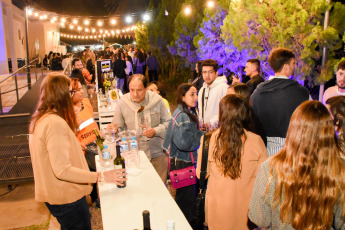 San Juan, Argentina.- Las fotos tomadas el 21 de abril de 2024, las personas participan de la Semana del Malbec que contó con degustaciones, charlas y música desde el 17 de abril, Día Mundial del Malbec, la cepa de vino argentina más popular en el mundo. La fecha fue instaurada por Wines of Argentina en honor a la jornada en la que Domingo Faustino Sarmiento, en su cargo de presidente de la Nación, decidió transformar la industria del vino nacional.