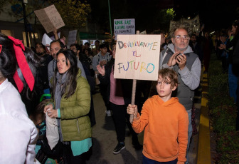 Neuquen, Argentina.- En las fotos tomadas el 23 de abril del 2024, cientos de miles de personas se manifestaron este martes en toda Argentina para repudiar los recortes de fondos a la universidad pública, en lo que constituye la mayor manifestación hasta el momento contra la política de ajustes del presidente Javier Milei. Las universidades se declararon en emergencia presupuestaria luego de que el gobierno resolviera prorrogar para este año el mismo presupuesto que recibieron en 2023, no obstante la inflación interanual que en marzo rozó el 290%.