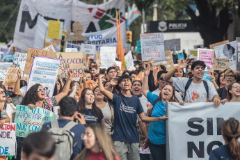 La Rioja, Argentina.- En las fotos tomadas el 23 de abril del 2024, cientos de miles de personas se manifestaron este martes en toda Argentina para repudiar los recortes de fondos a la universidad pública, en lo que constituye la mayor manifestación hasta el momento contra la política de ajustes del presidente Javier Milei. Las universidades se declararon en emergencia presupuestaria luego de que el gobierno resolviera prorrogar para este año el mismo presupuesto que recibieron en 2023, no obstante la inflación interanual que en marzo rozó el 290%.