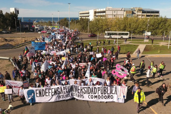 Chubut, Argentina.- En las fotos tomadas el 23 de abril del 2024, cientos de miles de personas se manifestaron este martes en toda Argentina para repudiar los recortes de fondos a la universidad pública, en lo que constituye la mayor manifestación hasta el momento contra la política de ajustes del presidente Javier Milei. Las universidades se declararon en emergencia presupuestaria luego de que el gobierno resolviera prorrogar para este año el mismo presupuesto que recibieron en 2023, no obstante la inflación interanual que en marzo rozó el 290%.