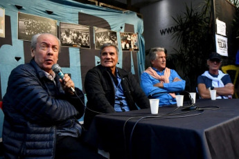 Buenos Aires, Argentina.- En las fotos tomadas el 4 de abril del 2024, durante un homenaje en las inmediaciones de uno de los edificios de Télam con una muestra fotográfica que recorrió la extensa trayectoria deportiva del ‘10’ no sólo como futbolista sino también como director técnico o, simplemente, como hincha incondicional de la Selección Argentina.