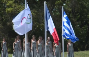 Comienza el relevo de la llama olímpica de París-2024 después de su encendido en Grecia