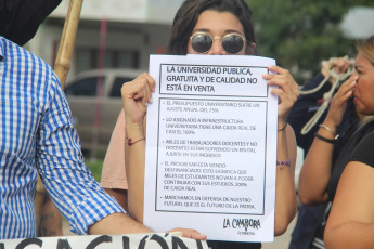 Formosa, Argentina.- En las fotos tomadas el 23 de abril del 2024, cientos de miles de personas se manifestaron este martes en toda Argentina para repudiar los recortes de fondos a la universidad pública, en lo que constituye la mayor manifestación hasta el momento contra la política de ajustes del presidente Javier Milei. Las universidades se declararon en emergencia presupuestaria luego de que el gobierno resolviera prorrogar para este año el mismo presupuesto que recibieron en 2023, no obstante la inflación interanual que en marzo rozó el 290%.