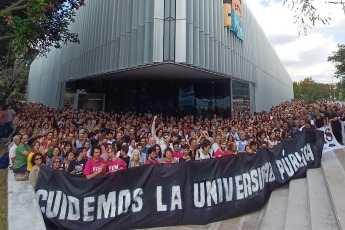 Buenos Aires, Argentina.- En las fotos tomadas el 9 de abril del 2024, la comunidad educativa de la Facultad de Ciencias Exactas y Naturales de la Universidad de Buenos Aires (UBA) realizó un abrazo simbólico a la sede de esa casa de altos estudios “en defensa de la educación pública y la ciencia argentina”, en medio de la crisis presupuestaria que denuncian las instituciones públicas educativas.