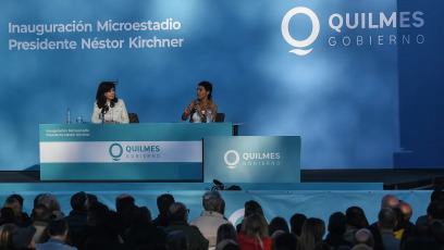 Buenos Aires, Argentina.- En la foto tomada el 27 de abril de 2024, la ex presidente Cristina Fernández de Kirchner participó de la inauguración del microestadio “Presidente Néstor Kirchner”. Durante un evento en Quilmes, la líder política expresó su descontento con las acciones del gobierno actual, argumentando que celebrar un superávit fiscal en el primer trimestre del año es engañoso, ya que se logra a costa de deudas pendientes con empresas y provincias. Fernández no se contuvo en sus críticas, comparando la situación con un hogar que no paga el alquiler ni los gastos comunes y luego presume de tener superávit. "No, hermano, no es superávit. Mirá todo lo que debés", se quejó Cristina, señalando que las políticas económicas de Milei carecen de sustento real.