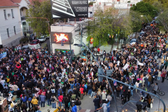 San Luis, Argentina.- En las fotos tomadas el 23 de abril del 2024, cientos de miles de personas se manifestaron este martes en toda Argentina para repudiar los recortes de fondos a la universidad pública, en lo que constituye la mayor manifestación hasta el momento contra la política de ajustes del presidente Javier Milei. Las universidades se declararon en emergencia presupuestaria luego de que el gobierno resolviera prorrogar para este año el mismo presupuesto que recibieron en 2023, no obstante la inflación interanual que en marzo rozó el 290%.