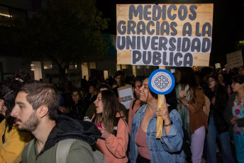 Neuquen, Argentina.- En las fotos tomadas el 23 de abril del 2024, cientos de miles de personas se manifestaron este martes en toda Argentina para repudiar los recortes de fondos a la universidad pública, en lo que constituye la mayor manifestación hasta el momento contra la política de ajustes del presidente Javier Milei. Las universidades se declararon en emergencia presupuestaria luego de que el gobierno resolviera prorrogar para este año el mismo presupuesto que recibieron en 2023, no obstante la inflación interanual que en marzo rozó el 290%.