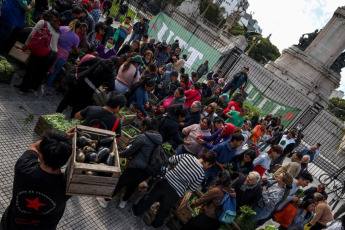 Buenos Aires, Argentina.- En las fotos tomadas el 10 de abril del 2024, la Mesa Agroalimentaria Argentina realizó en Plaza Congreso un “Verdurazo Solidario contra el ajuste”, que consistió en la entrega de 30 mil raciones de alimentos a “vecinos, trabajadores despedidos, jubilados y comedores comunitarios”. Esta medida se enmarca en un Plan de Lucha llevado adelante por el sector rural de pequeños productores y cooperativas autodenominado como “El Campo que alimenta”, por ser responsable de la producción de más del 60