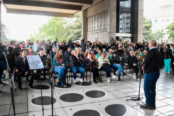 Buenos Aires, Argentina.- En las fotos tomadas el 16 de abril del 2024, la explanada de la Biblioteca Nacional Mariano Moreno, fue sede de un masivo encuentro en el que se reclamó por la reincorporación de 120 trabajadores despedidos y se defendió la crucial tarea que cumple el organismo en preservar el patrimonio cultural del país.