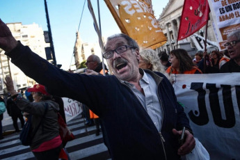 Buenos Aires, Argentina.- En las fotos tomadas el 3 de abril del 2024, distintas asociaciones y centros de jubilados y pensionados se reunieron en las puertas del Parlamento Nacional, para reclamar un haber que supere el costo de la canasta básica con el objetivo de cubrir las necesidades del sector. La referente de esta agrupación remarcó que, el haber actual del jubilado parte de $200.000 o $240.000, cuando la canasta básica de este sector se ubica en los $700.000.