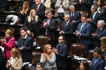 Buenos Aires, Argentina.- En las fotos tomadas el 29 de abril del 2024, Diputados comenzó en la mañana de este lunes a tratar la nueva versión de la Ley Bases y Puntos de Partida para la Libertad de los Argentinos, conocida como Ley Ómnibus, en la cual se establece otorgar facultades especiales al Poder Ejecutivo, privatizaciones de empresas públicas, la eliminación de la moratoria previsional, el régimen de incentivo para “grandes inversiones” y una reforma laboral –entre otros puntos-.