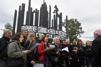 Cordoba, Argentina.- En las fotos tomadas el 23 de abril del 2024, cientos de miles de personas se manifestaron este martes en toda Argentina para repudiar los recortes de fondos a la universidad pública, en lo que constituye la mayor manifestación hasta el momento contra la política de ajustes del presidente Javier Milei. Las universidades se declararon en emergencia presupuestaria luego de que el gobierno resolviera prorrogar para este año el mismo presupuesto que recibieron en 2023, no obstante la inflación interanual que en marzo rozó el 290%.