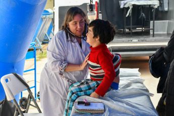 San Juan, Argentina.- En las fotos tomadas el 25 de abril del 2024, profesionales de la salud participan de una jornada sanitaria en las calles de San Juan, Argentina. El Ministerio de Salud de Argentina informó sobre un aumento de los casos de psitacosis de acuerdo con los datos del Sistema Nacional de Vigilancia de la Salud. Este incremento de casos se da en medio de un estudio de casos de neumonía aguda grave que había sido comunicados por algunos establecimientos del Área Metropolitana de Buenos Aires y por la Sociedad Argentina de Terapia Intensiva.