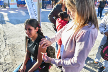 San Juan, Argentina.- En las fotos tomadas el 25 de abril del 2024, profesionales de la salud participan de una jornada sanitaria en las calles de San Juan, Argentina. El Ministerio de Salud de Argentina informó sobre un aumento de los casos de psitacosis de acuerdo con los datos del Sistema Nacional de Vigilancia de la Salud. Este incremento de casos se da en medio de un estudio de casos de neumonía aguda grave que había sido comunicados por algunos establecimientos del Área Metropolitana de Buenos Aires y por la Sociedad Argentina de Terapia Intensiva.