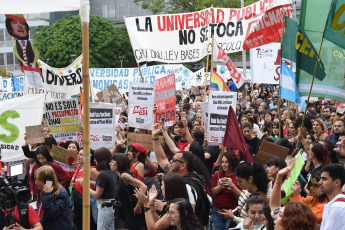 Parana, Argentina.- En las fotos tomadas el 23 de abril del 2024, cientos de miles de personas se manifestaron este martes en toda Argentina para repudiar los recortes de fondos a la universidad pública, en lo que constituye la mayor manifestación hasta el momento contra la política de ajustes del presidente Javier Milei. Las universidades se declararon en emergencia presupuestaria luego de que el gobierno resolviera prorrogar para este año el mismo presupuesto que recibieron en 2023, no obstante la inflación interanual que en marzo rozó el 290%.