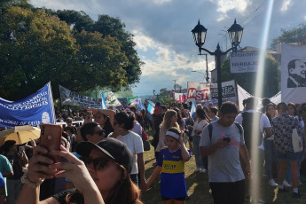 Salta, Argentina.- En las fotos tomadas el 23 de abril del 2024, cientos de miles de personas se manifestaron este martes en toda Argentina para repudiar los recortes de fondos a la universidad pública, en lo que constituye la mayor manifestación hasta el momento contra la política de ajustes del presidente Javier Milei. Las universidades se declararon en emergencia presupuestaria luego de que el gobierno resolviera prorrogar para este año el mismo presupuesto que recibieron en 2023, no obstante la inflación interanual que en marzo rozó el 290%.