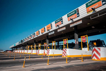 Buenos Aires, Argentina.- In the photos taken on April 30, 2024, it shows a train station and a toll in Buenos Aires. This week new increases in tolls were announced, which increased by 200% and trains, with increases of 54% in their rates; In addition, subway and bus fares in the Metropolitan Area (AMBA) and fuel are expected to increase.