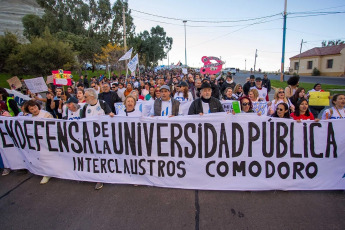 Chubut, Argentina.- En las fotos tomadas el 23 de abril del 2024, cientos de miles de personas se manifestaron este martes en toda Argentina para repudiar los recortes de fondos a la universidad pública, en lo que constituye la mayor manifestación hasta el momento contra la política de ajustes del presidente Javier Milei. Las universidades se declararon en emergencia presupuestaria luego de que el gobierno resolviera prorrogar para este año el mismo presupuesto que recibieron en 2023, no obstante la inflación interanual que en marzo rozó el 290%.