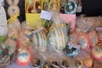 San Juan, Argentina.- En las fotos tomadas el 31 de marzo del 2024, las personas celebran la Pascua en San Juan, Argentina. Wall Street registró en los últimos días, un precio récord máximo del costo del cacao por 5.600 dólares por tonelada, situación que afectó el mercado de confitería durante la semana de pascua, una de las fechas donde la producción y venta de chocolate sube, para elaborar los famosos huevos de pascua.