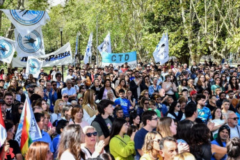 La Plata, Argentina.- En las fotos tomadas el 2 de abril del 2024, el Centro de Excombatientes Islas Malvinas (Cecim) de La Plata, participó del tradicional acto que se realiza cada 2 de abril en la Plaza Malvinas de esa ciudad, en el Día del Veterano y de los Caídos en la guerra, al cumplirse 42 años del inicio del conflicto de 1982. Durante el acto, el Cecim recibió el Doctorado Honoris Causa por parte de la Universidad Nacional de La Plata por su compromiso en la preservación de la memoria y su tarea en defensa de los derechos humanos.