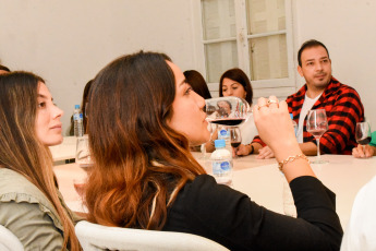 San Juan, Argentina.- Las fotos tomadas el 21 de abril de 2024, las personas participan de la Semana del Malbec que contó con degustaciones, charlas y música desde el 17 de abril, Día Mundial del Malbec, la cepa de vino argentina más popular en el mundo. La fecha fue instaurada por Wines of Argentina en honor a la jornada en la que Domingo Faustino Sarmiento, en su cargo de presidente de la Nación, decidió transformar la industria del vino nacional.