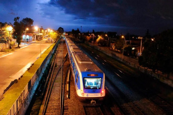 Buenos Aires, Argentina.- En la foto tomada el 27 de abril de 2024, el tren Mitre. El quinto mes del año llega con subas en casi todos los medios de transporte, con aumentos ya confirmados en algunos sectores y otros en plena negociaciación. Además, se viene un nuevo incremento en los combustibles. Viajar será cada vez más caro desde mayo: los peajes suben 200%, los trenes 54% y el subte irá de $125 a $757 en tres etapas.